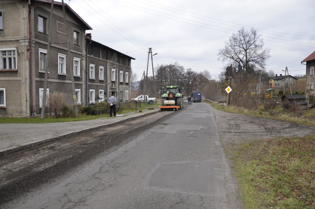 Starostwo remontuje kolejne drogi w gminie Głuszyca